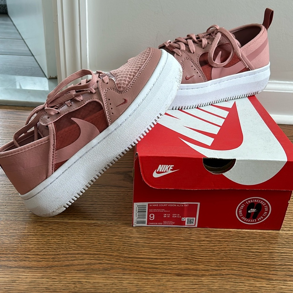 Nike court woman